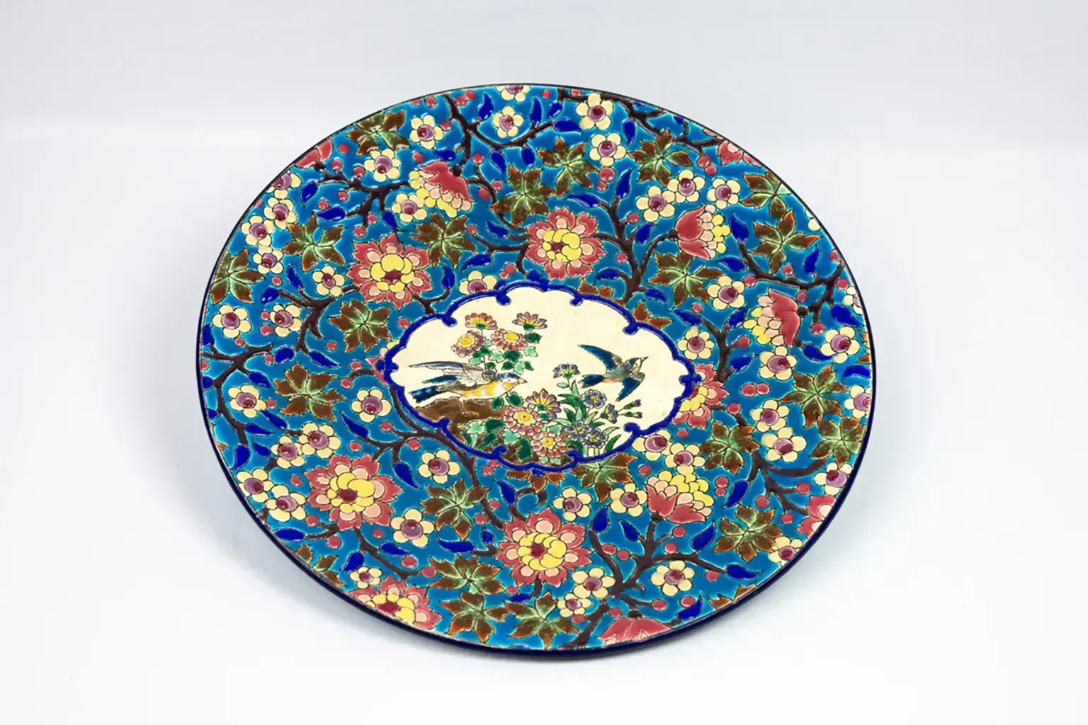 Plat décoratif Longwy en émail - décoré d'oiseaux polychromes et de fleurs - faïence émaillée, vers 1950 photo for sale