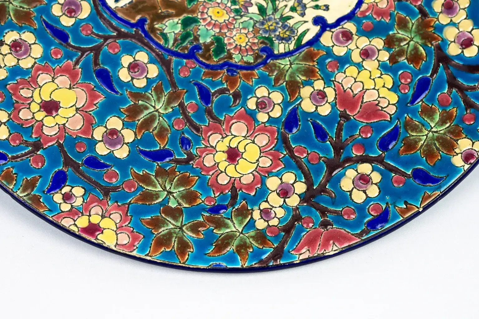 Plat décoratif Longwy en émail - décoré d'oiseaux polychromes et de fleurs - faïence émaillée, vers 1950 photo vintage