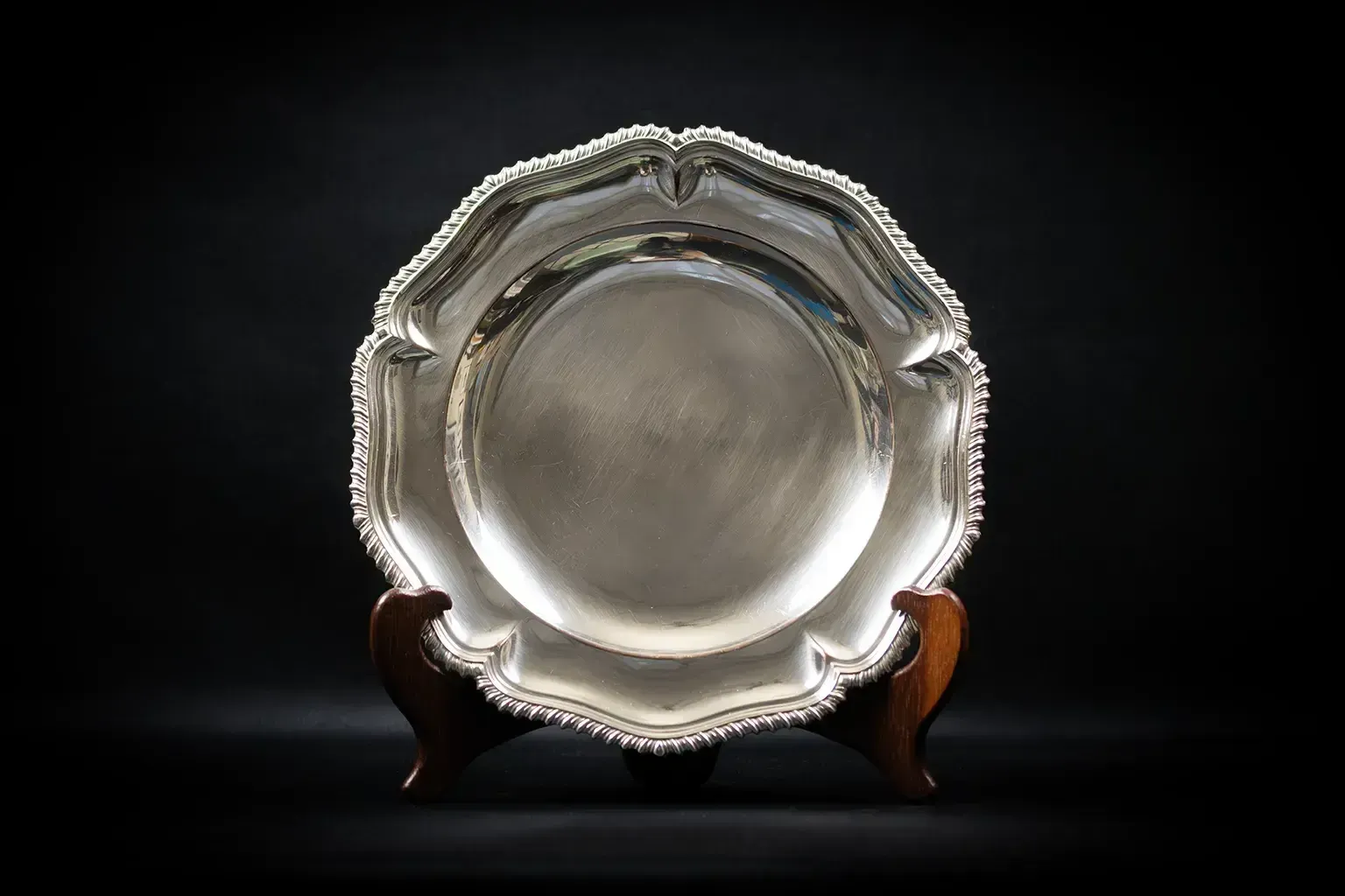 Round Silver Plated Metal Dish With A Scalloped Edge – Gadrooned Frieze