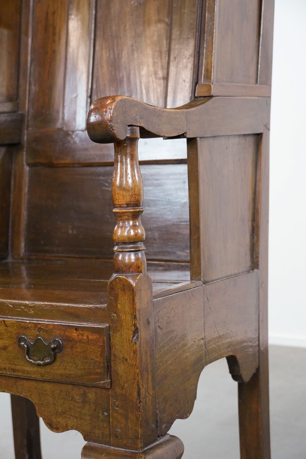 photo vintage Beautiful And Unique Antique English Hooded Lambing Chair From The 18th Century With A Hood Shape And A Drawer.