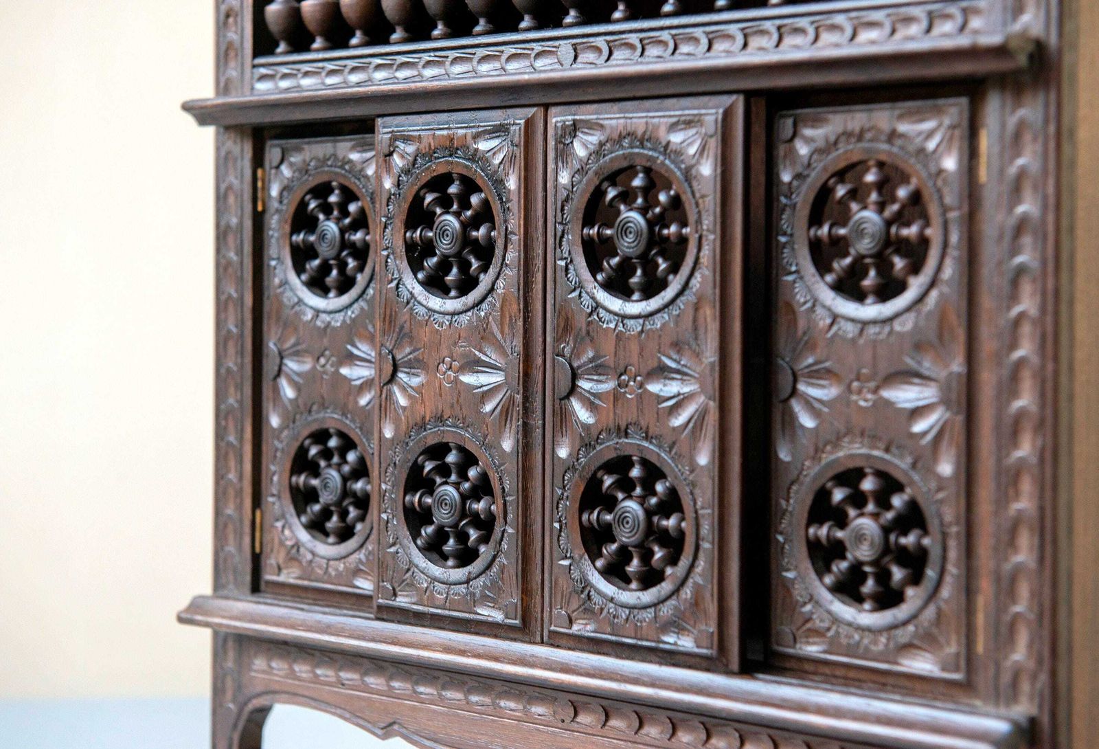 Cabinet breton d'époque, sculpté à la main en bois orné, rangement rustique décoratif, fabriqué en France photo buy