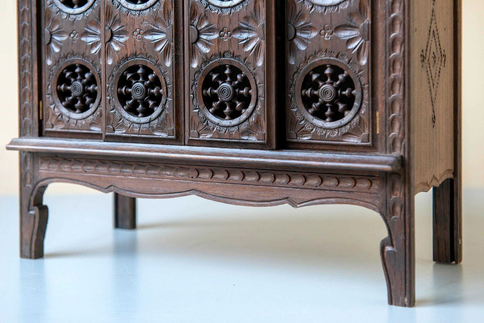 Cabinet breton d'époque, sculpté à la main en bois orné, rangement rustique décoratif, fabriqué en France photo vintage