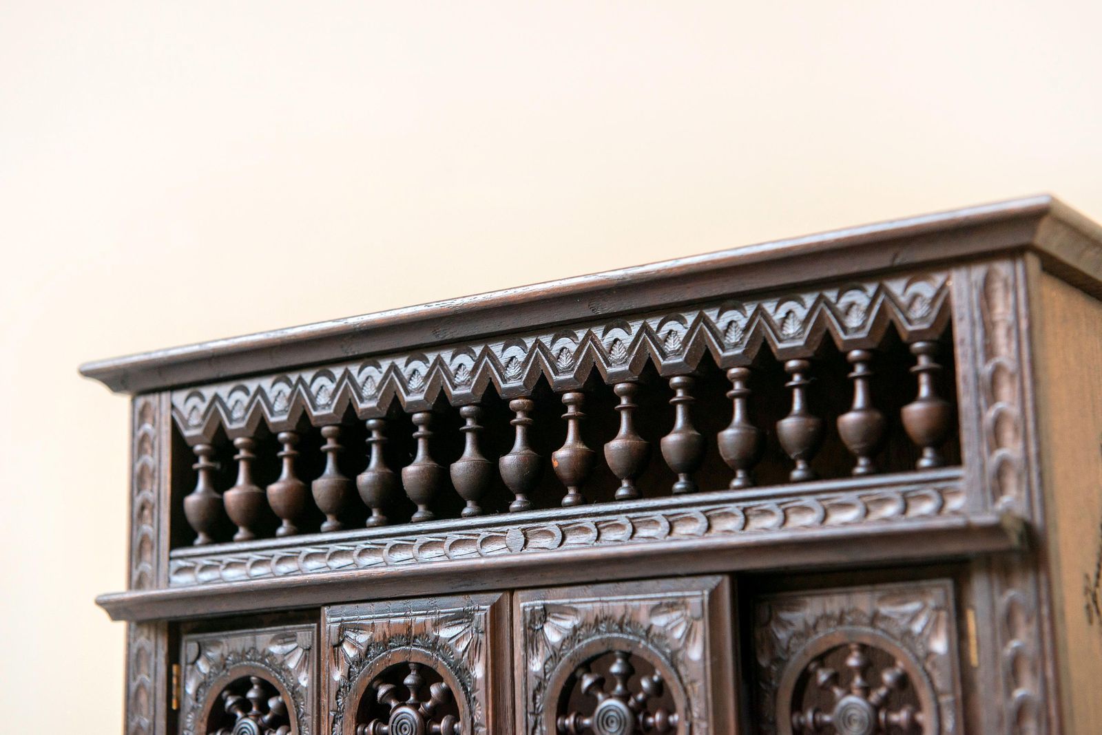 photo vinterior Cabinet breton d'époque, sculpté à la main en bois orné, rangement rustique décoratif, fabriqué en France