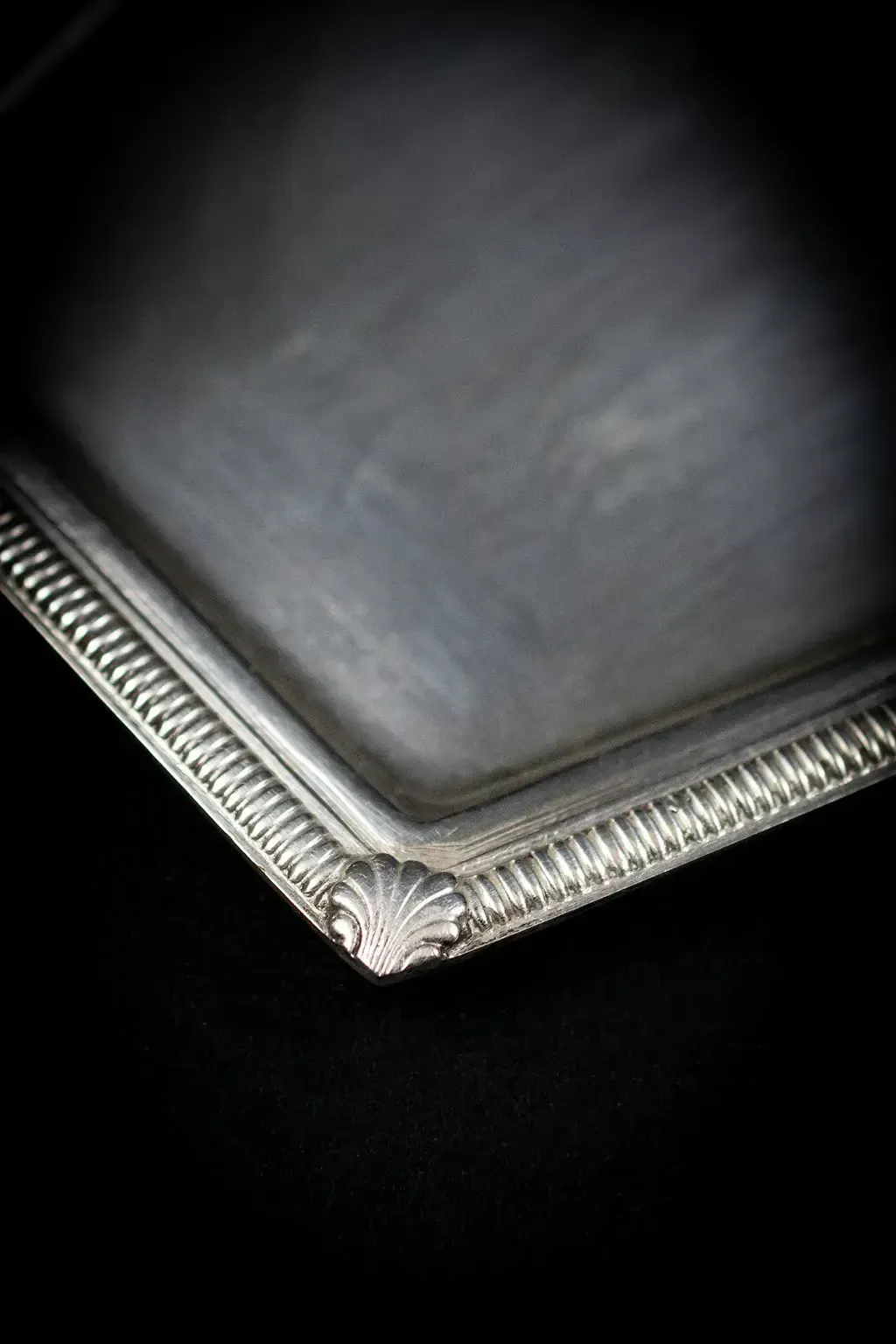 Présentoir à gâteau en métal argenté, motif coquilles - poinçonné, 38 x 15 cm photo 85.0