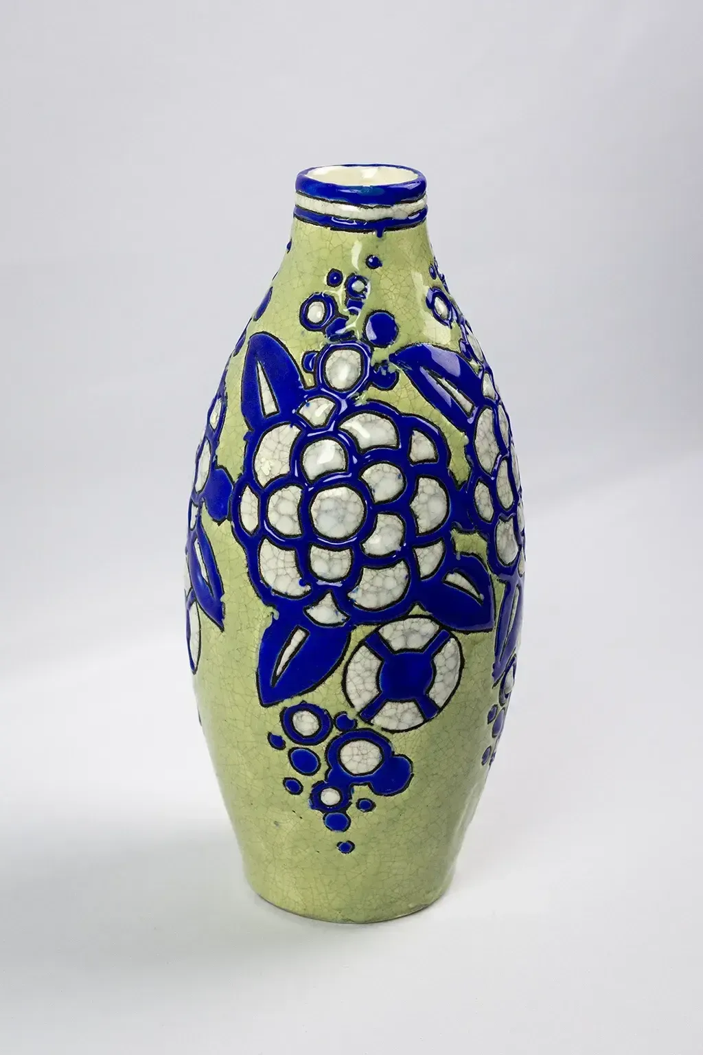 Vase Art déco en céramique émaillée Boch Frères Keramis, décoration 1121 fleurs bleues sur fond vert craquelé photo furniture