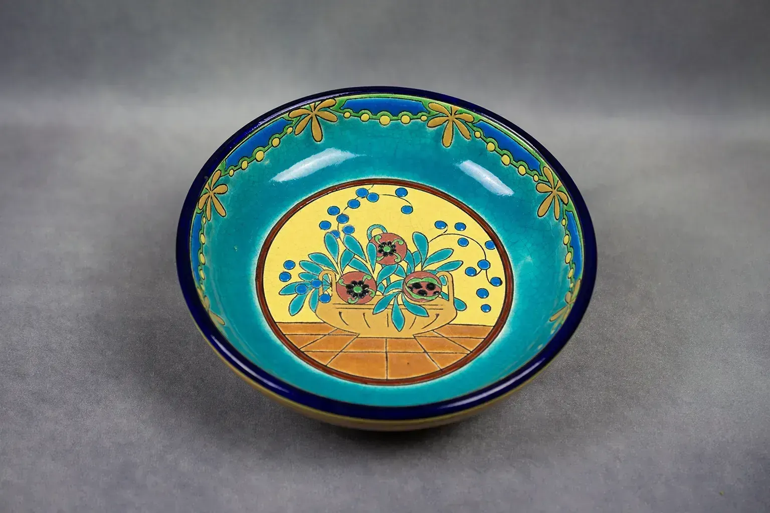 Coupe sur piédouche Longwy en émail cloisonné, décoration florale Art déco