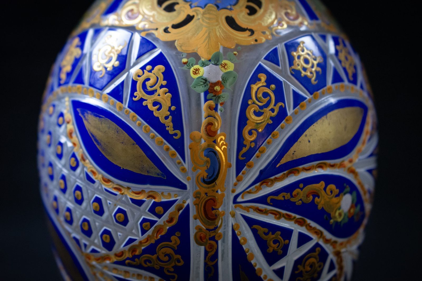 Vase en cristal overlay bleu et blanc, XIXe siècle, art ottoman photo for sale