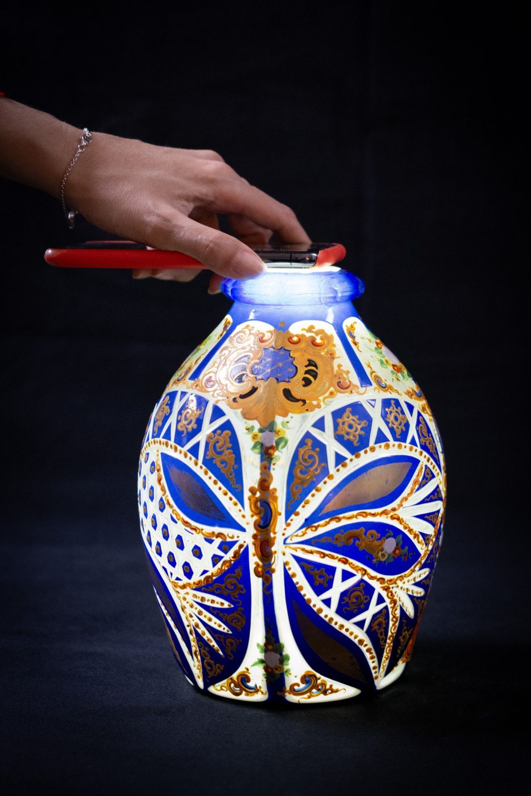 photo vinterior Vase en cristal overlay bleu et blanc, XIXe siècle, art ottoman