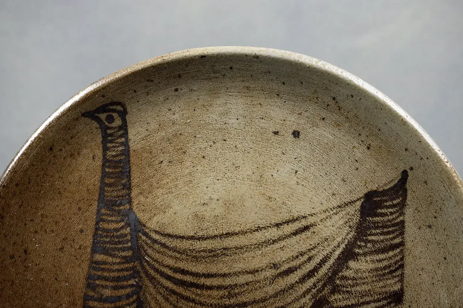 Michel Gardelle — Stoneware schaal met gestileerde vogeldecoratie, ca. 1980, gesigneerd photo vintage