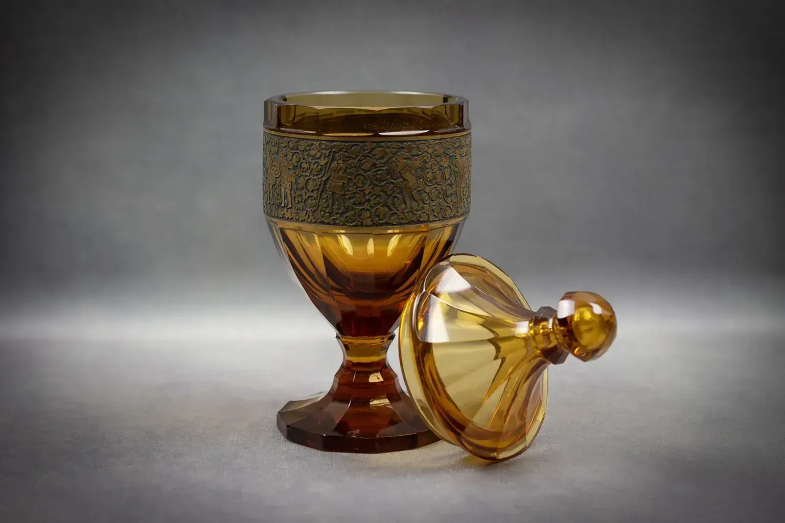 Bonbonnière en verre ambré Moser avec frise dorée - vers 1920 photo vinterior