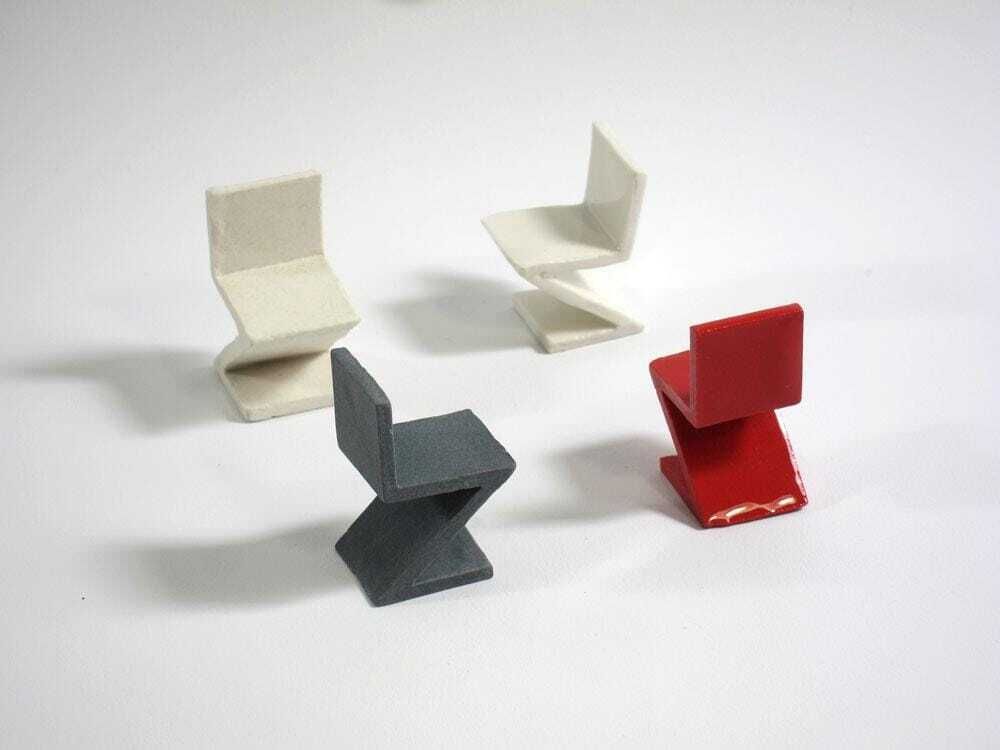Verzamelset Van 4 Miniatuur Porseleinen Stoeltjes Naar Voorbeeld Van De Rietveld Zig Zag photo 179.0