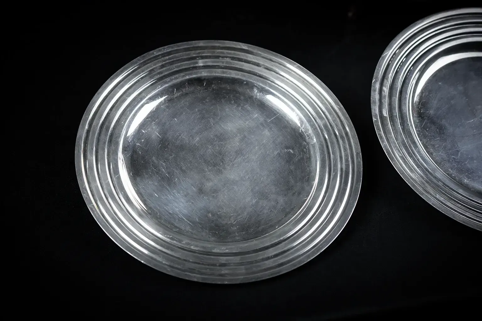 Art Deco verzilverde metalen borden – Christofle, Ondulations-patroon van Luc Lanel (x4) photo Woonaccessoires