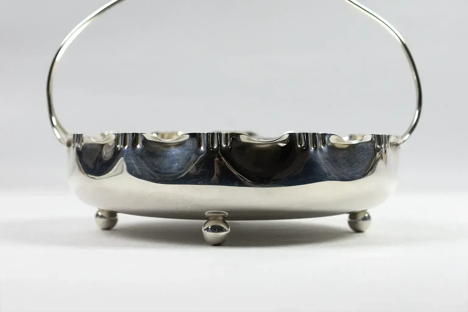 Milieu de table en métal argenté avec anse, poinçonné « Silver Plated Metal » et « Gb » - XXe siècle photo Décoration