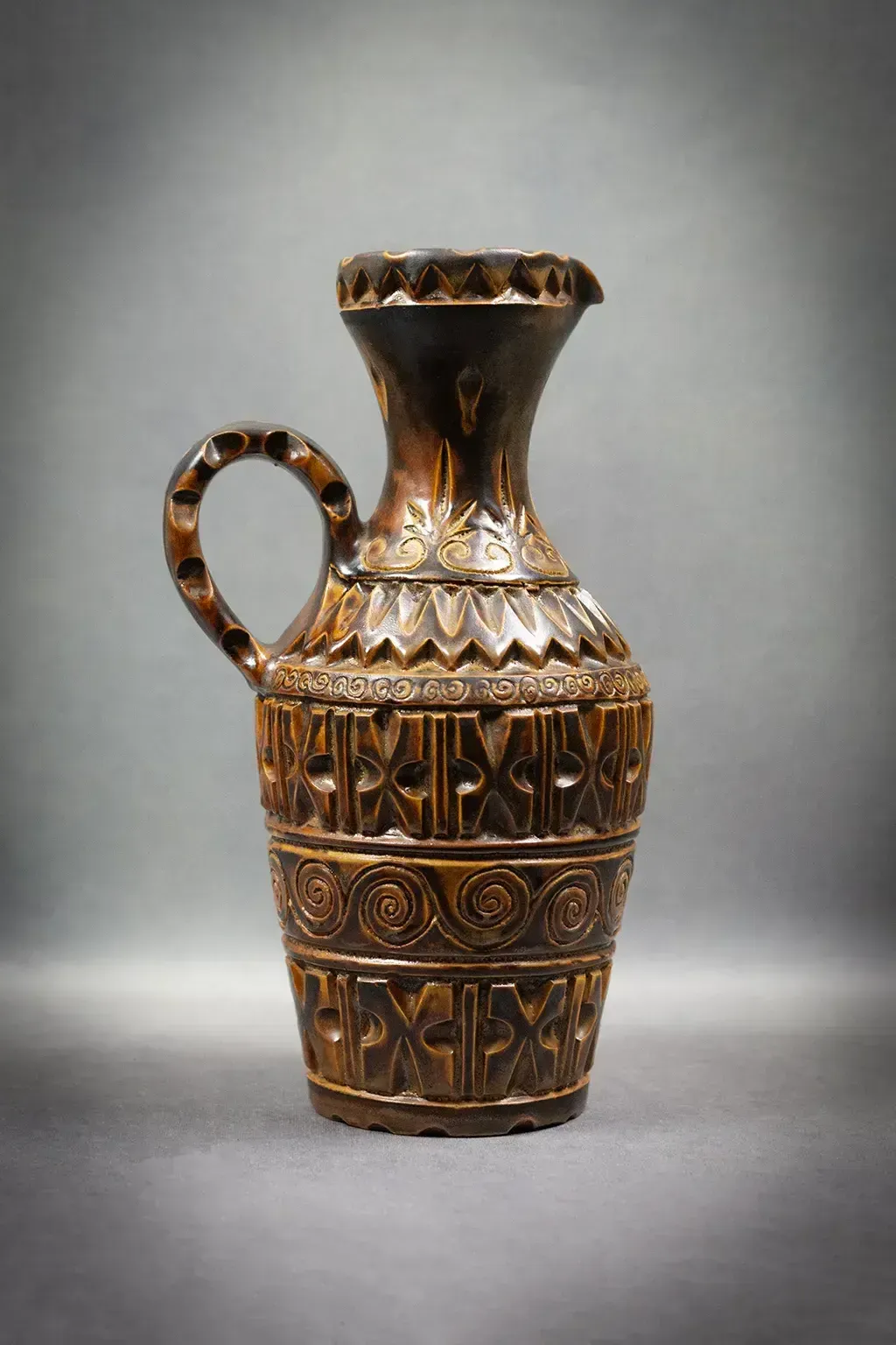 Grande aiguière en terre cuite brune incisée, Marius Bessone, Vallauris, vers 1960