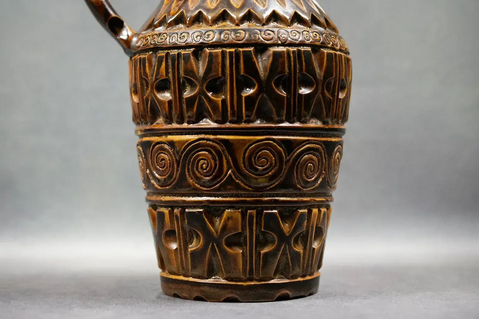 Grande aiguière en terre cuite brune incisée, Marius Bessone, Vallauris, vers 1960 photo furniture