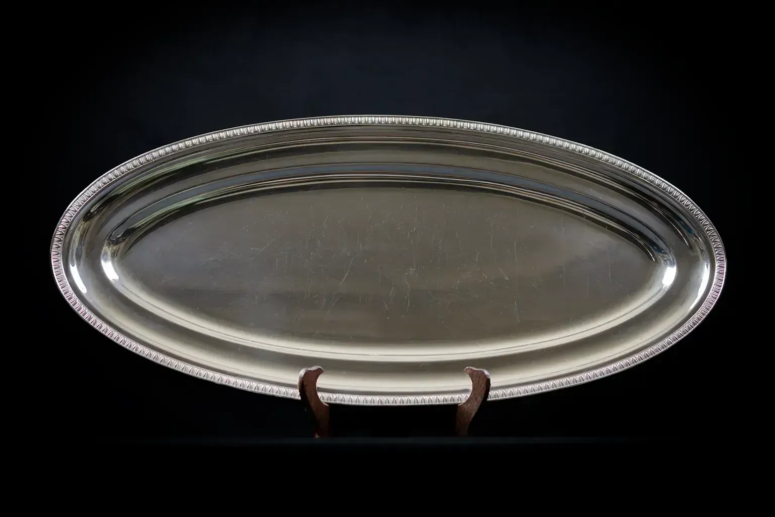 Large Oval Silver Plated Metal Serving Platter With Gadrooned Rim – Hallmarked photo furniture