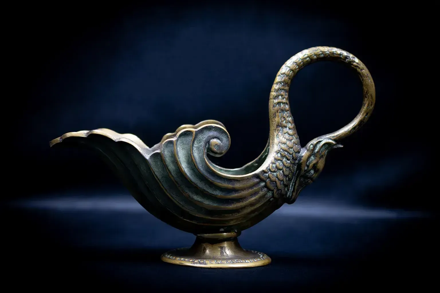 Aiguière en bronze patiné décorée d'un cygne, par Max Le Verrier photo for sale