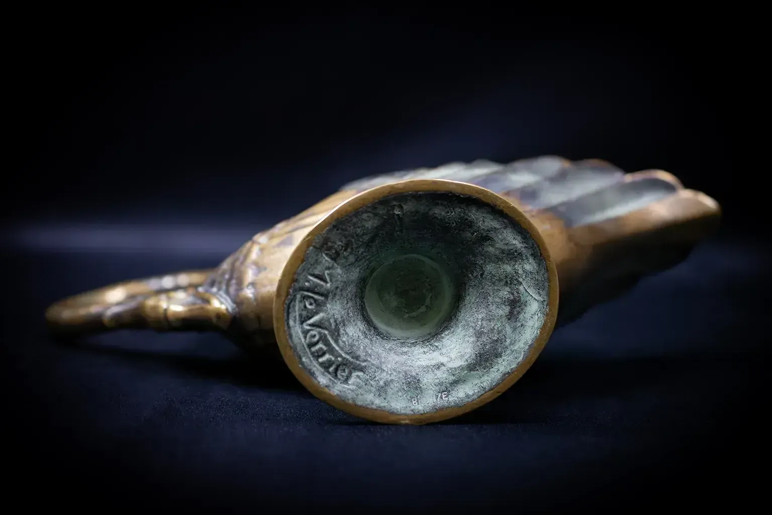 photo for sale Aiguière en bronze patiné décorée d'un cygne, par Max Le Verrier