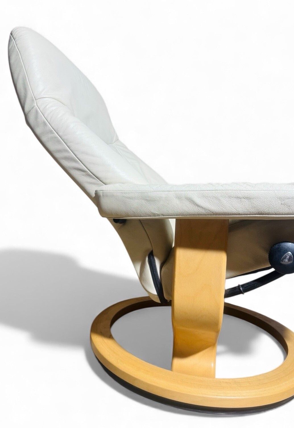 Ekorness Stressles Armchair And Footstool Consul Recliner Superior Quality photo furniture