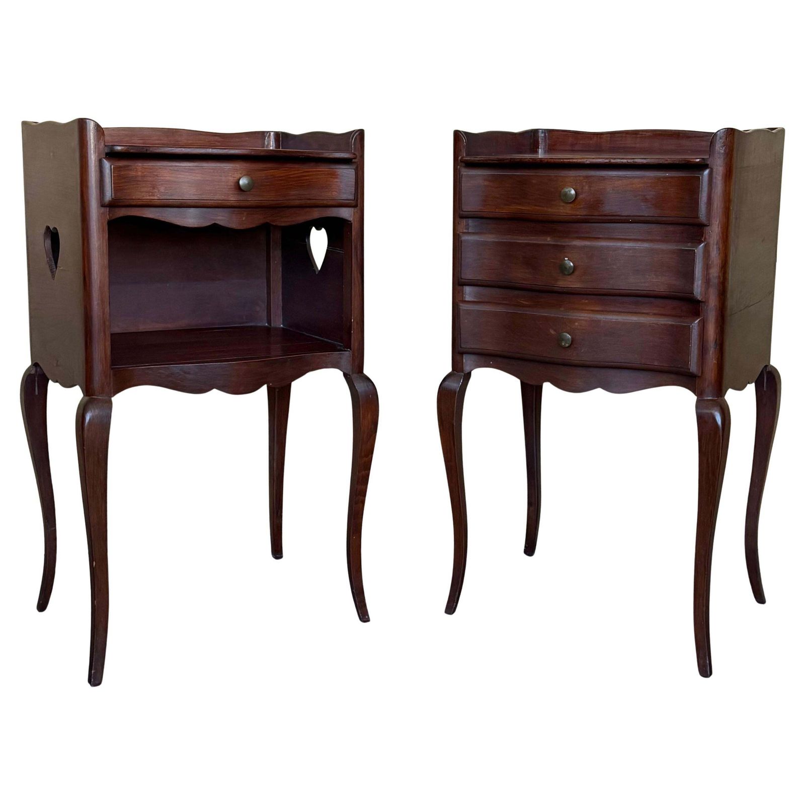 Paire de tables de chevet françaises en noyer, étagère ouverte à panneaux en forme de cœur et trois tiroirs