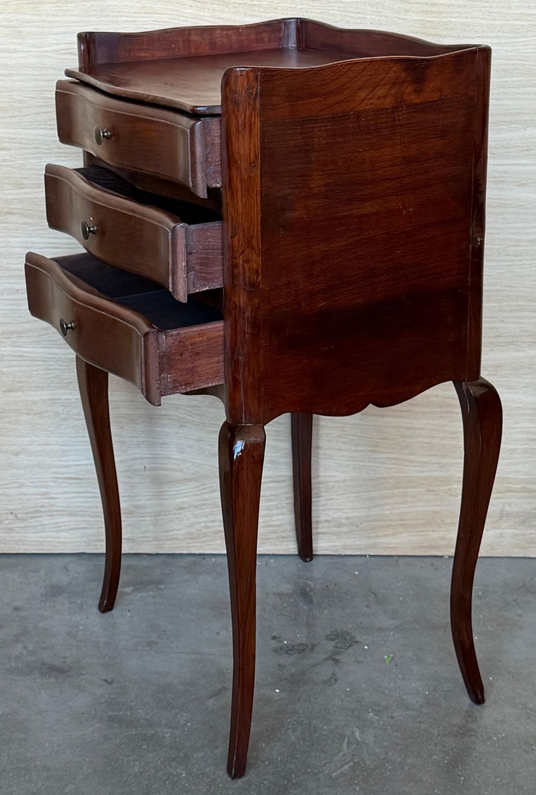 photo furniture Paire de tables de chevet françaises en noyer, étagère ouverte à panneaux en forme de cœur et trois tiroirs