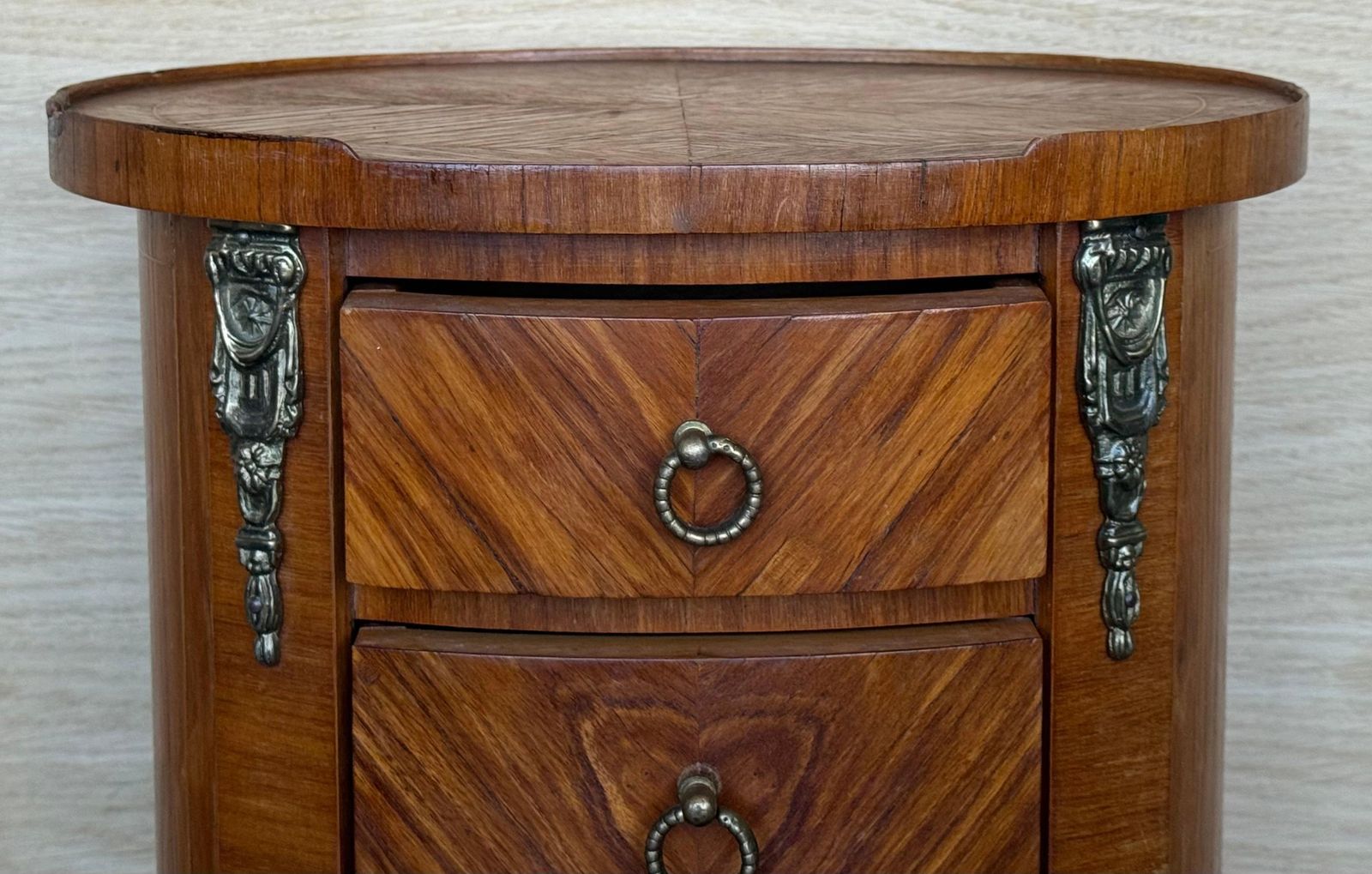 Paire de tables de chevet de style Louis XV à trois tiroirs et pieds en cabriole photo vintage
