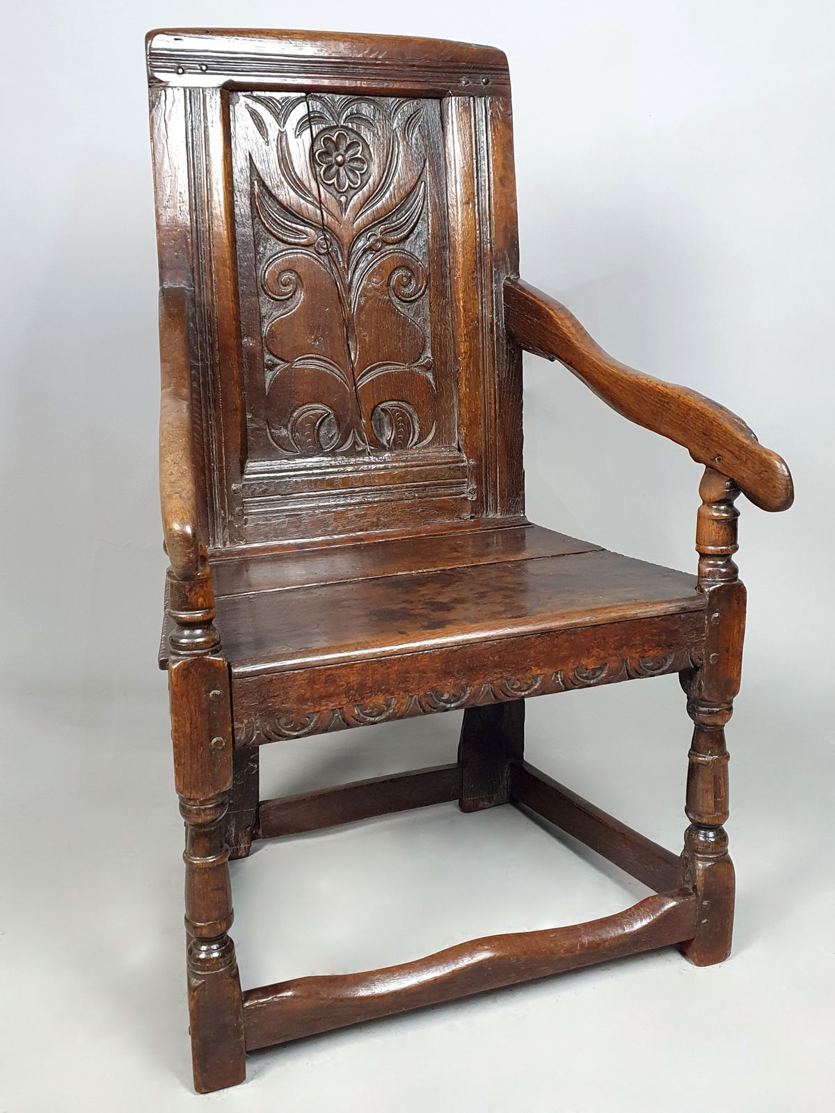 Early 17th Century Elm And Oak Welsh Wainscot Chair C. 1630