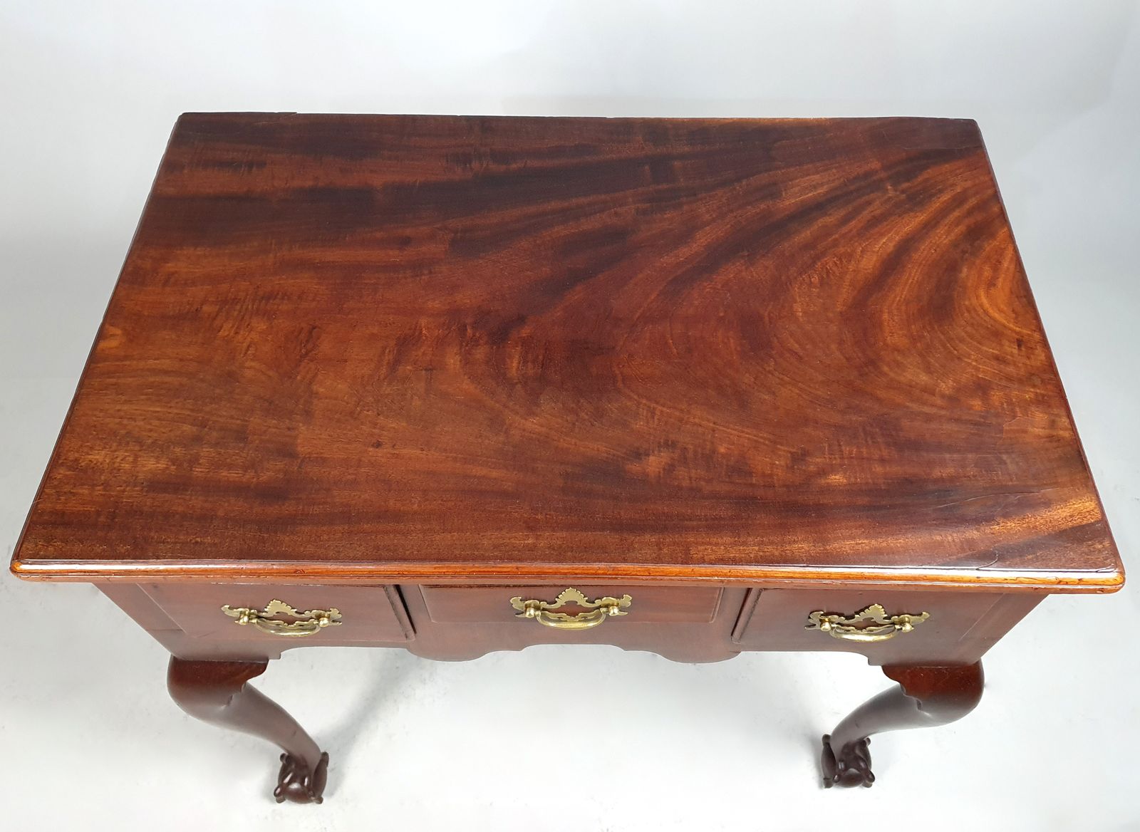 Lovely George III Red Walnut Lowboy On Ball And Claw Feet C. 1775 photo vinterior