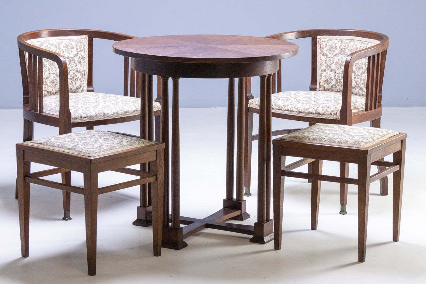Art Nouveau Zitset, Gebogen Houten Tafel, Fauteuils En Krukken, Ca. 1910