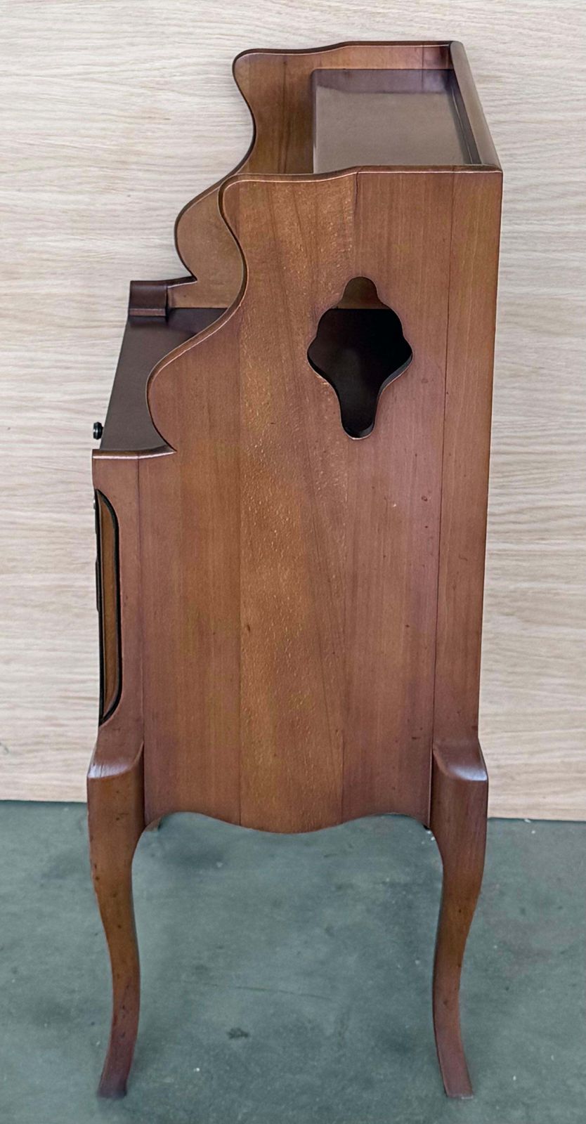 photo furniture Paire de tables de chevet françaises, étagère haute et quatre tiroirs bas