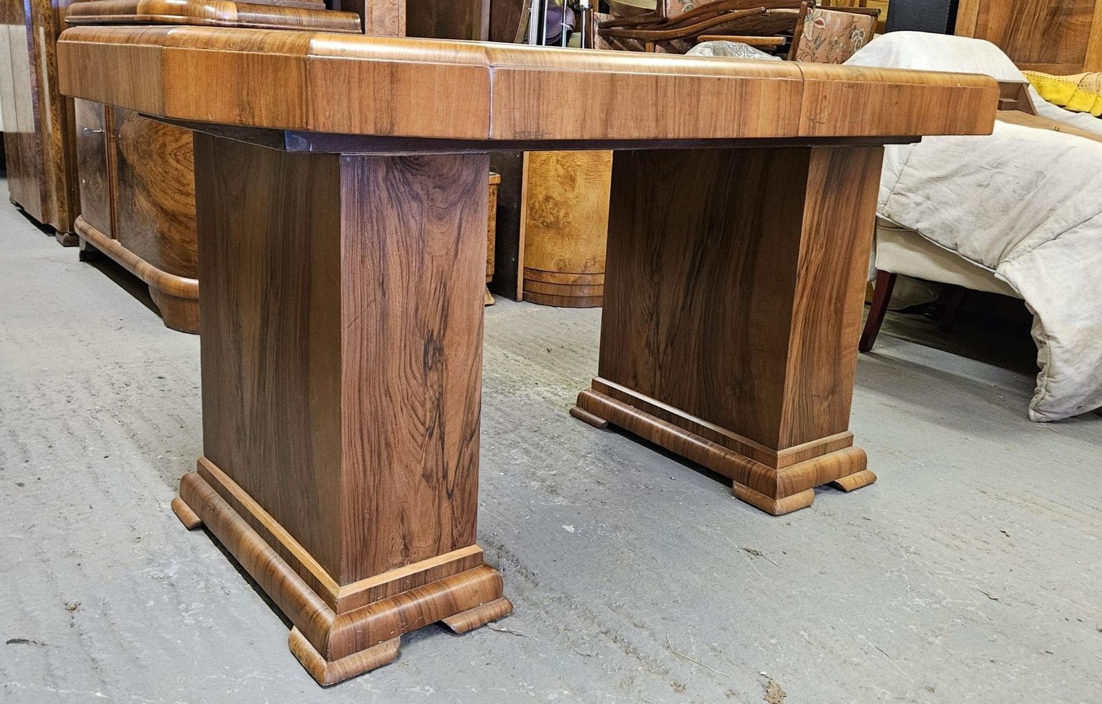 photo furniture Art Deco Extendable Dining Table