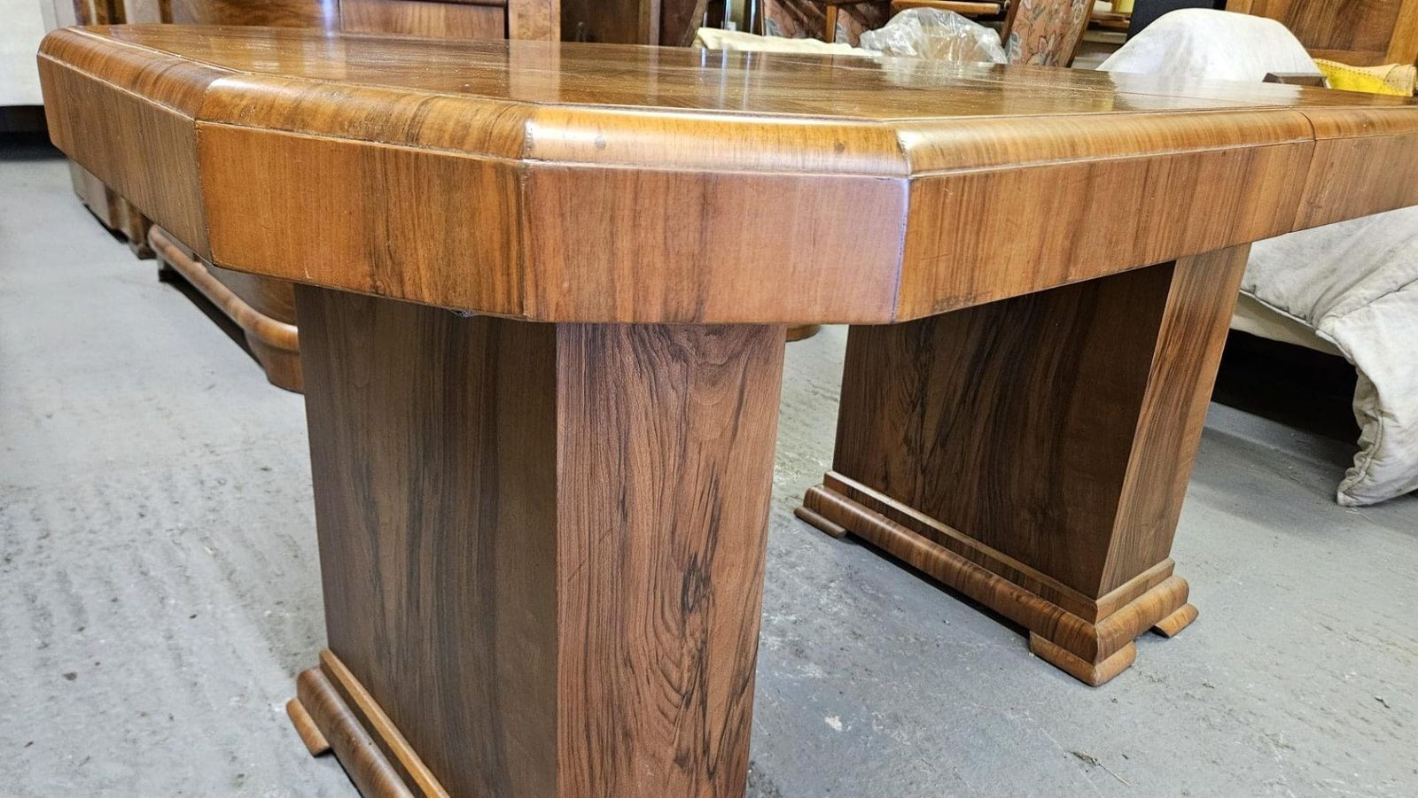 photo vinterior Art Deco Extendable Dining Table