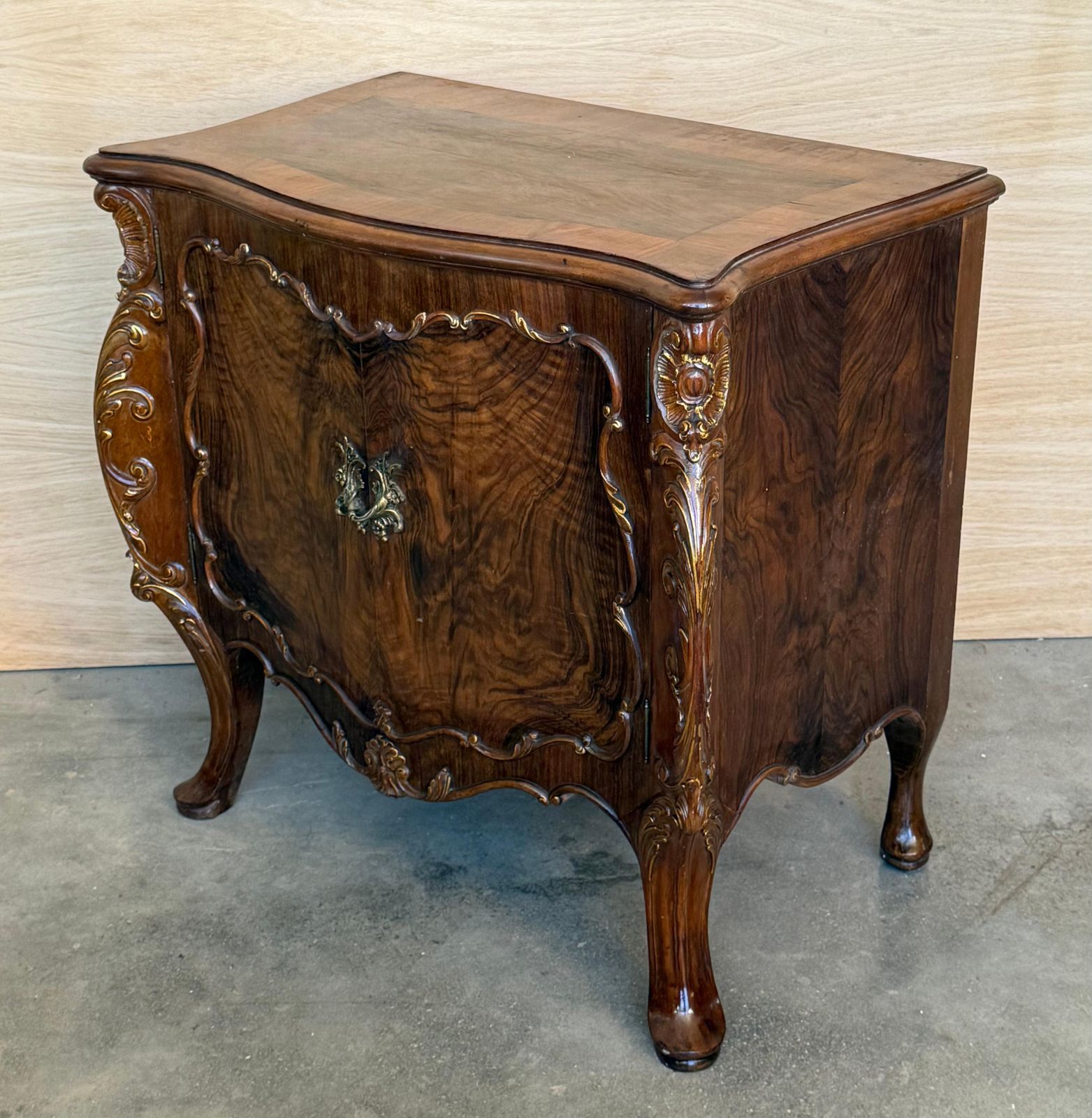 Tables de chevet ou commodes françaises sculptées à portes en loupe de noyer, années 1930, lot de 2 photo 2260.0