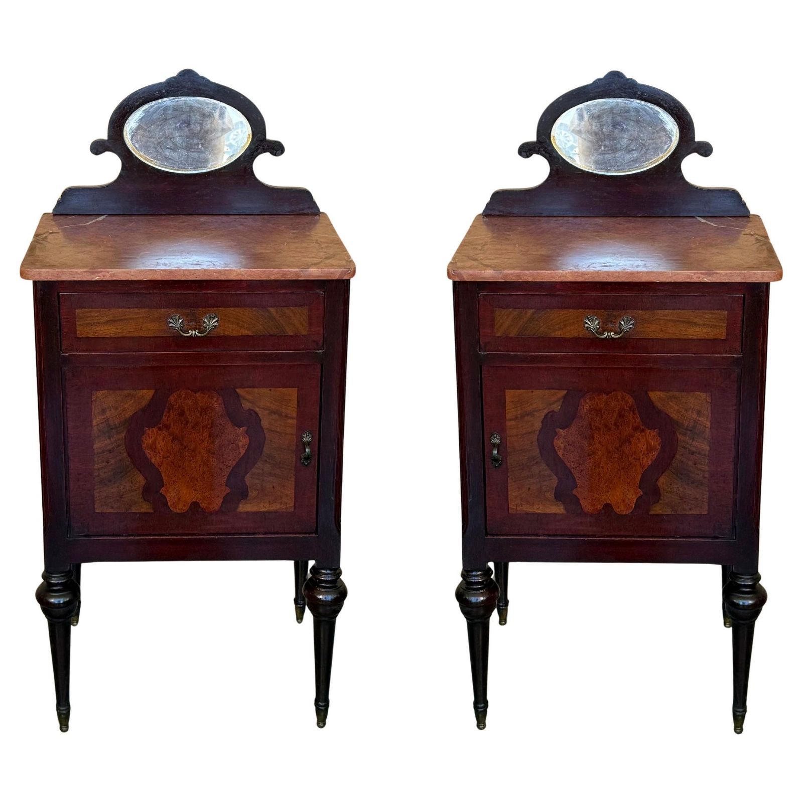 Paire de tables de chevet Louis XVI en marqueterie, fronton en bronze et miroir, XIXe siècle
