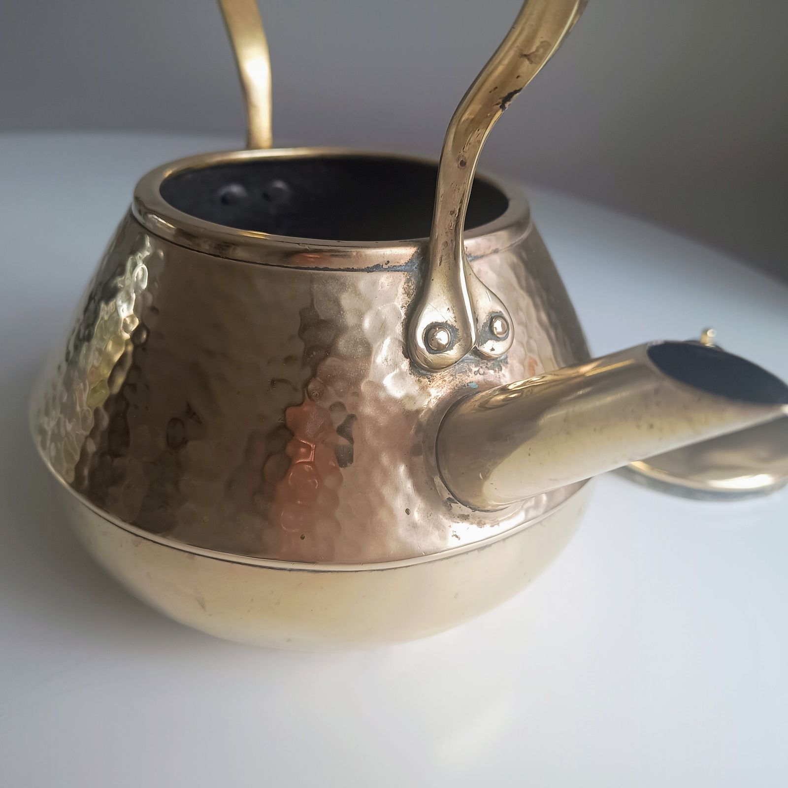 photo vintage Arts & Crafts Hand Hammered Tea Pot Kettle, Riveted Heart Shaped Accents, Henry Loveridge Signed