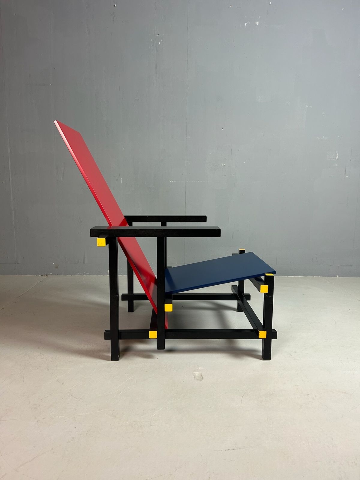 Gerrit Rietveld Red And Blue Chair By Cassina photo 2400.0