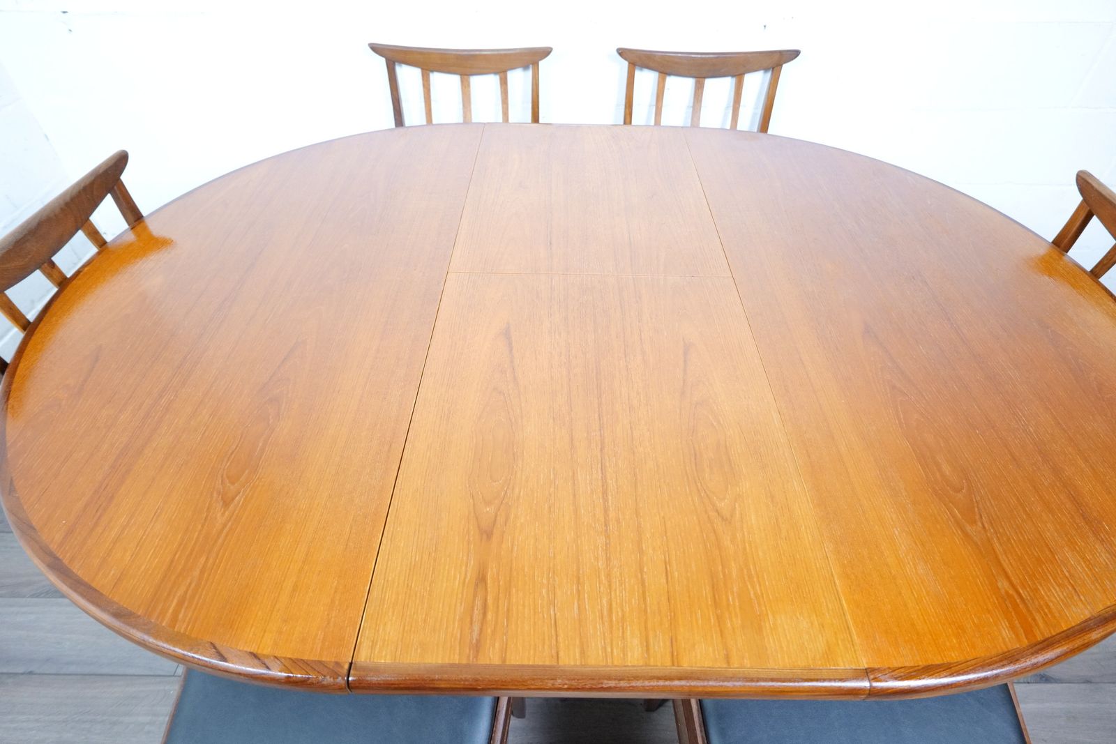 G Plan Fresco Circular Dining Table & 6 Brasilia Chairs photo 1695.0