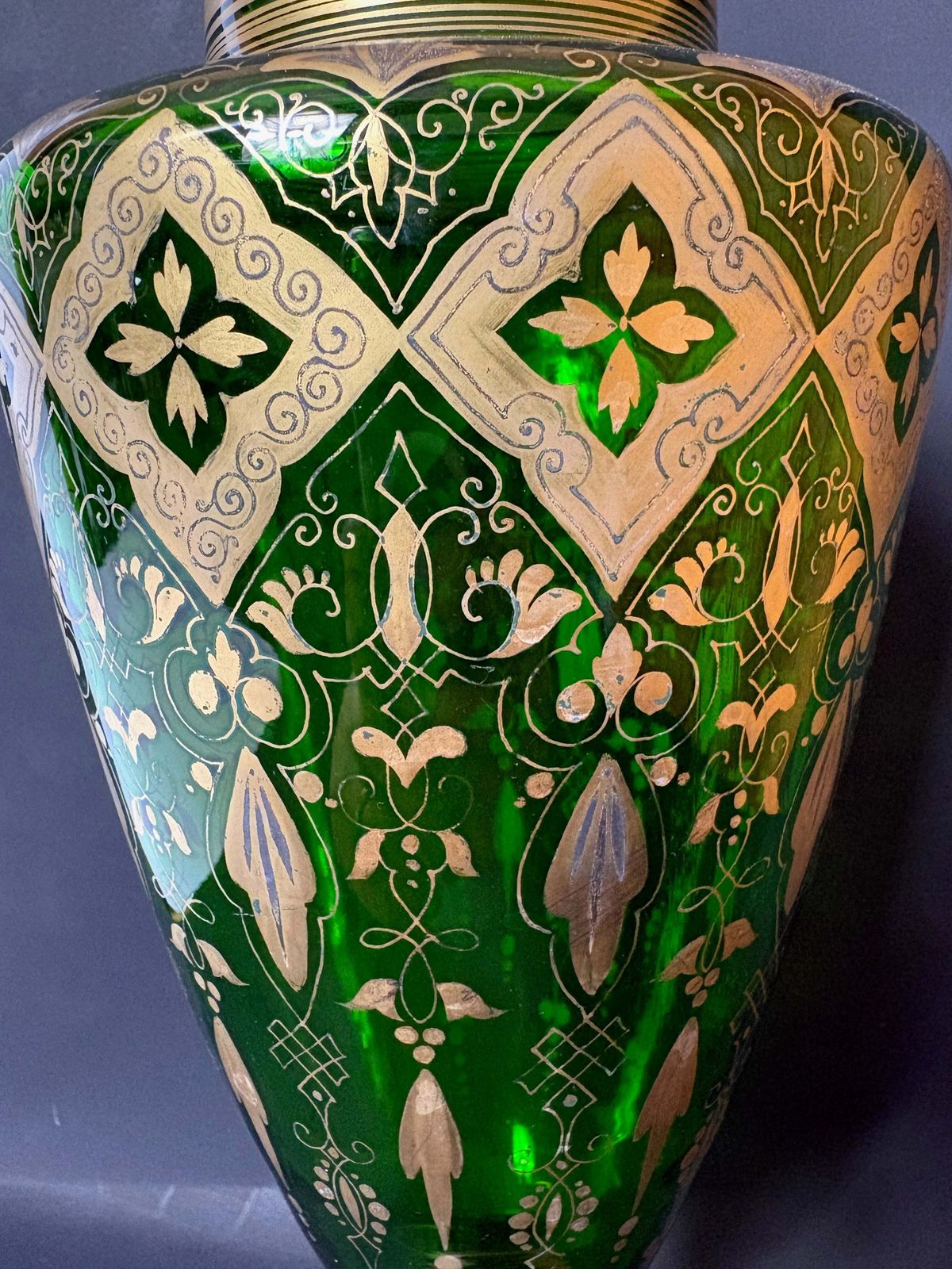 Late 19th‑Century Bohemian Gilt Green Glass Pedestal Vase, C.1880–1900, 32 Cm photo vinterior