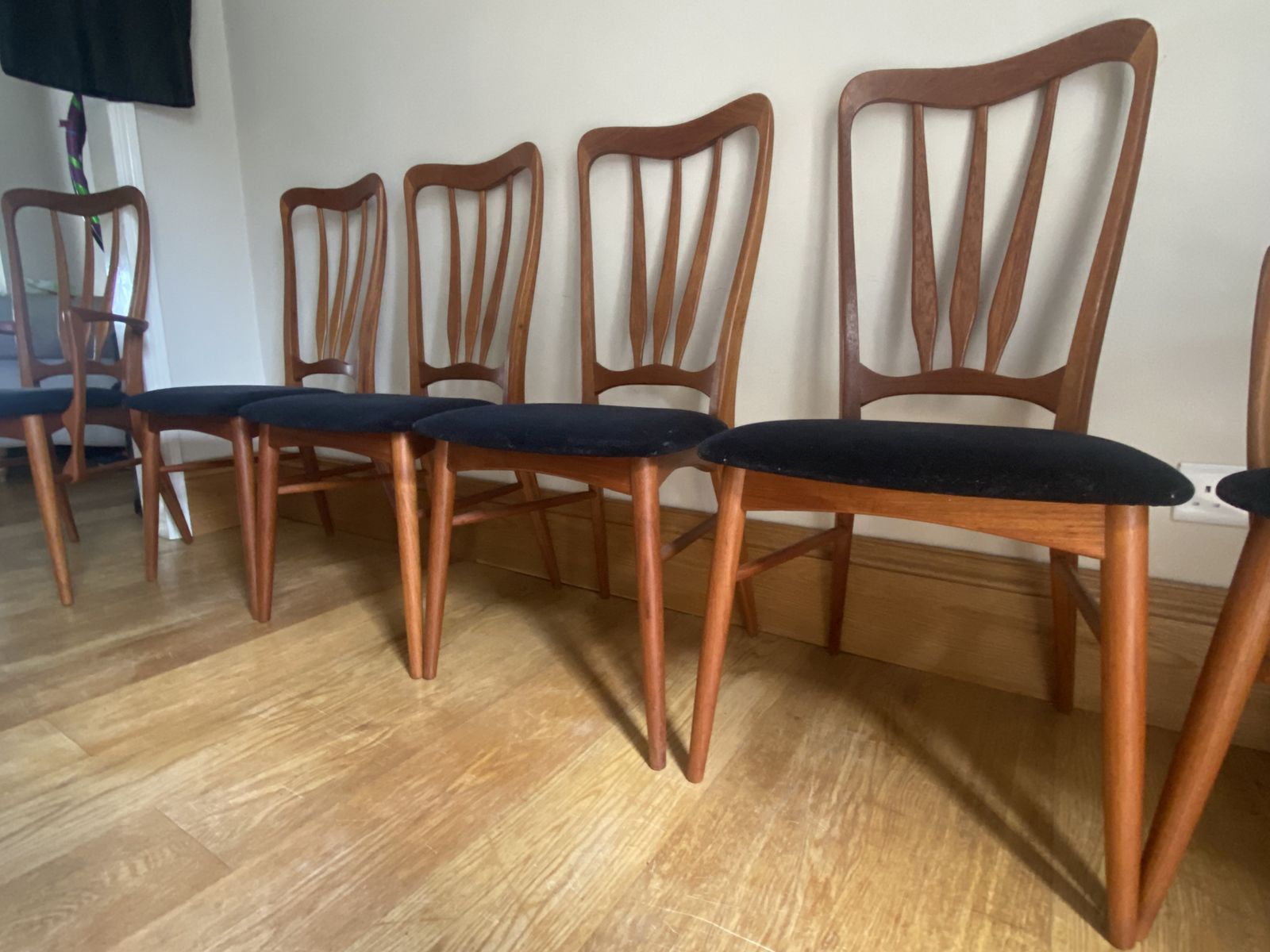 Niels Koefoed 4 Dining Chairs And 2 Carvers photo Furniture