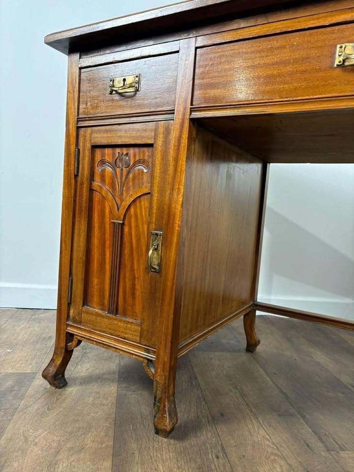 photo furniture Art Nouveau Mahogany Kneehole Desk