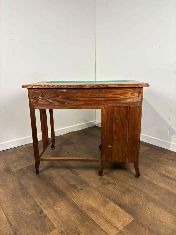 photo vinterior Art Nouveau Mahogany Kneehole Desk