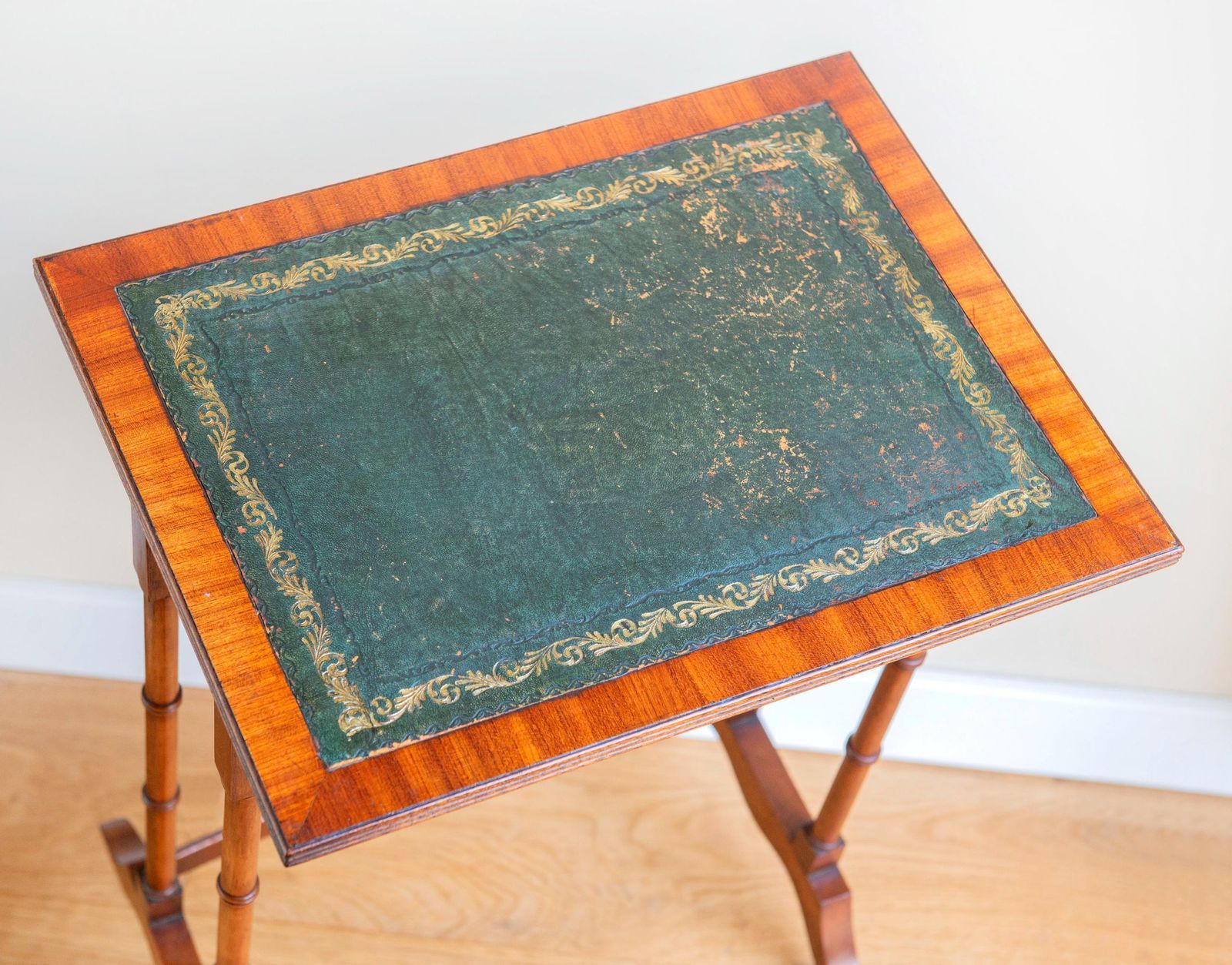 Edwardiaanse Faux Bamboe Nesttafels – Antiek Mahonie Bijzettafelset – Groene Leren Bladen   Victoriaans Wooninterieur photo buy