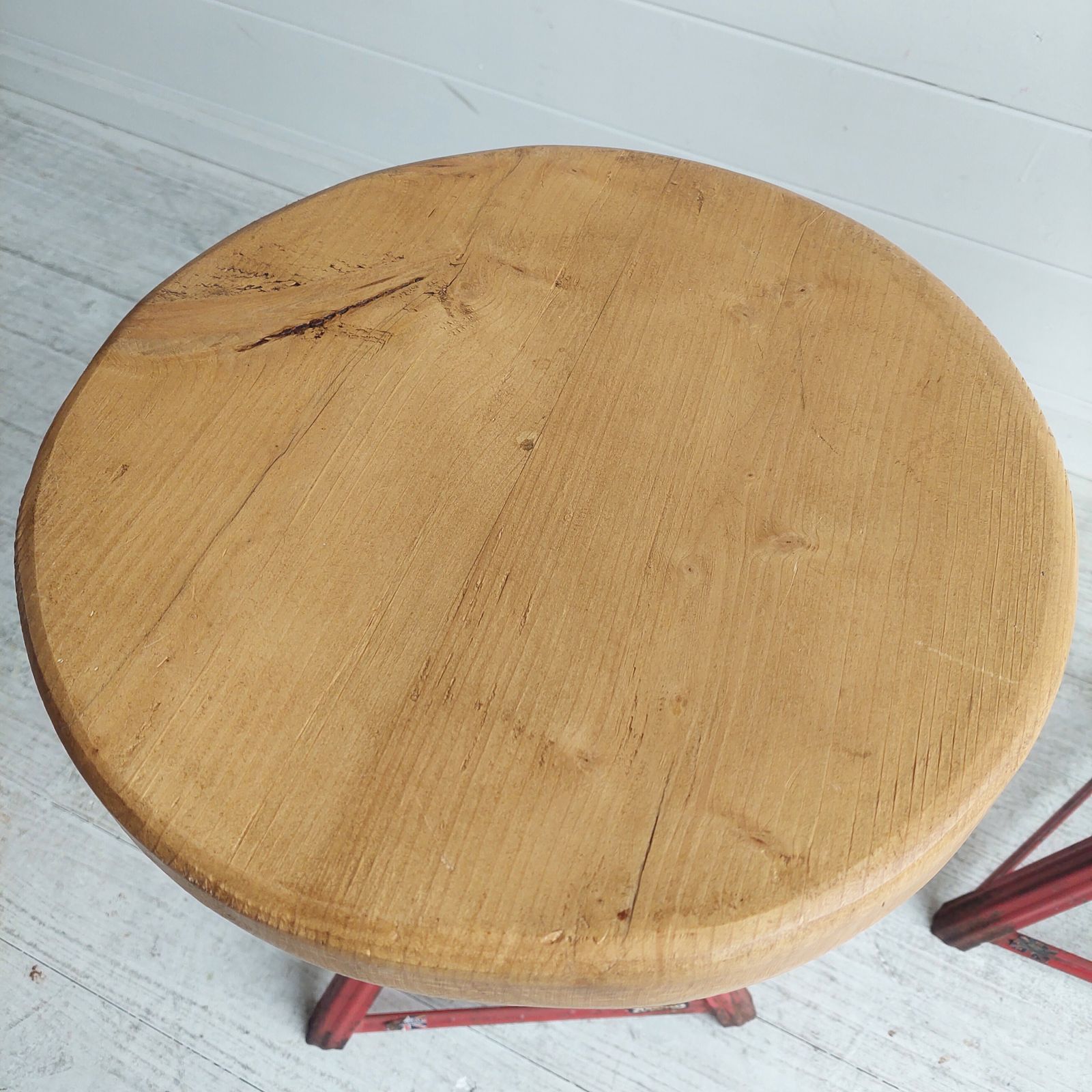 photo vinterior Mid Century Industrial Adjustable Stools Red Metal And Wood 1960s Set Of 2