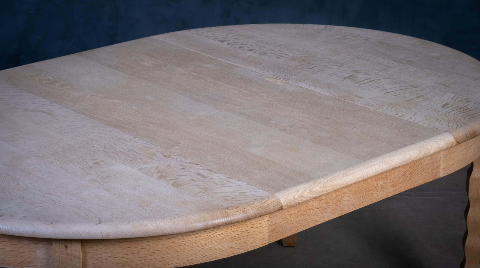 photo furniture Brutalist Eettafel In Massief Eiken Van Henning Kjærnulf, Jaren 1970
