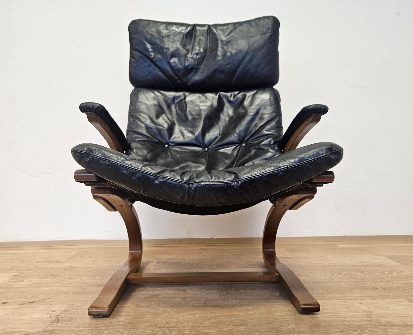 photo for sale Kengu Lederen Fauteuil Van Elsa & Nordahl Solheim Voor Rybo Rykken, Noorwegen, Jaren 1960