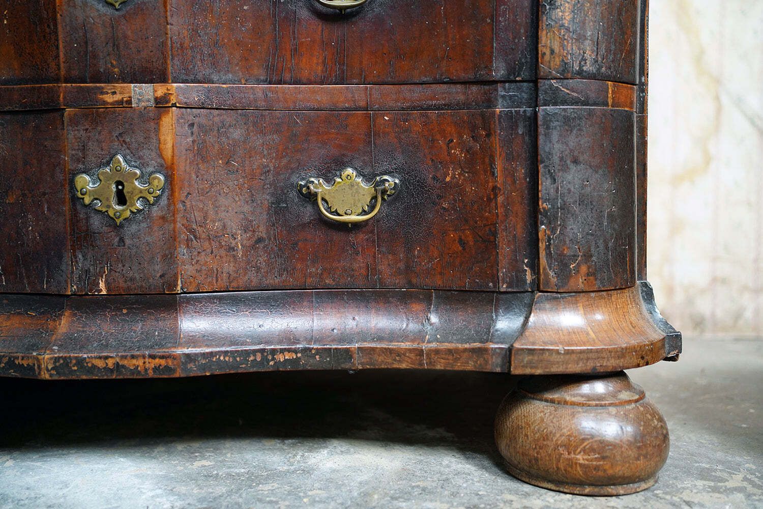 An Early 18thc Dutch Walnut Serpentine Commode C.1730 40 photo vinterior