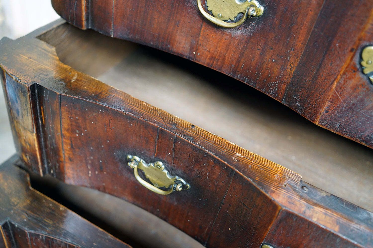 2600.0 An Early 18thc Dutch Walnut Serpentine Commode C.1730 40 photo