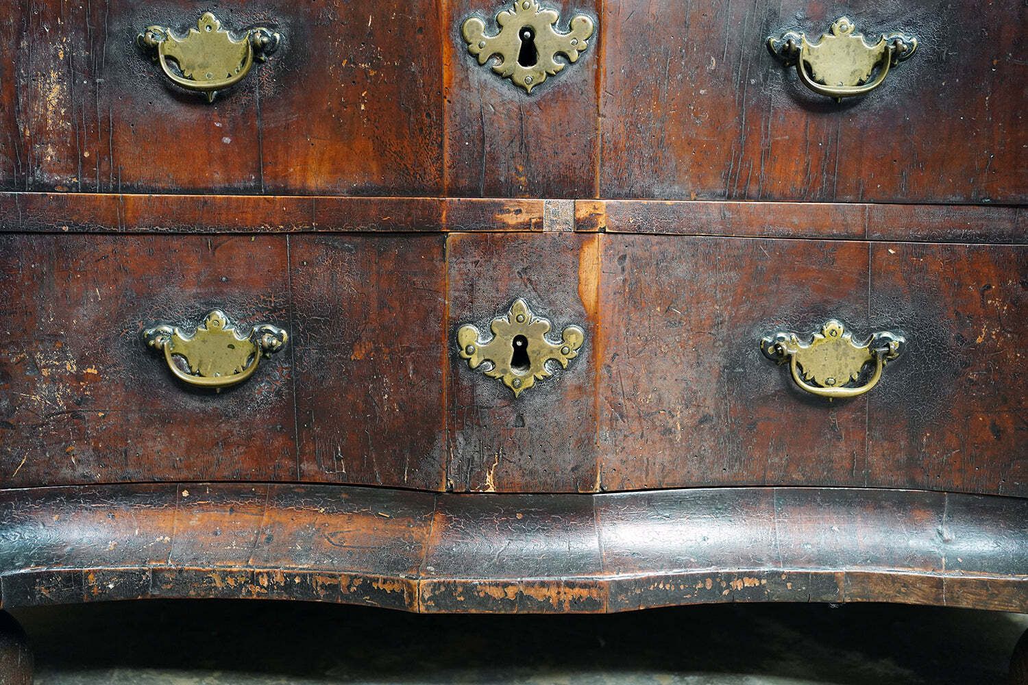 photo vintage An Early 18thc Dutch Walnut Serpentine Commode C.1730 40