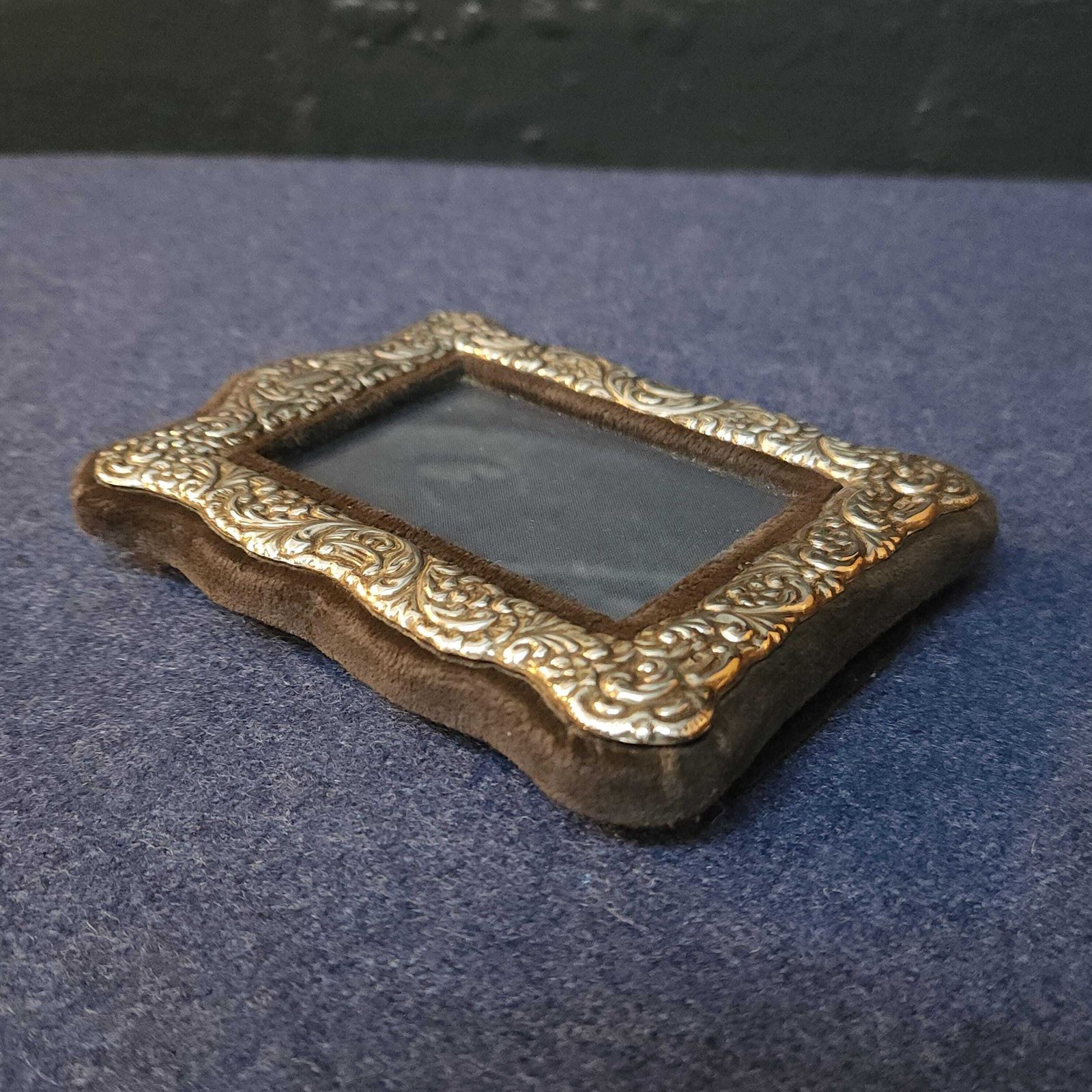 Hallmarked Silver Photograph Frame, Sheffield, Walker & Hall, 1986 photo vinterior