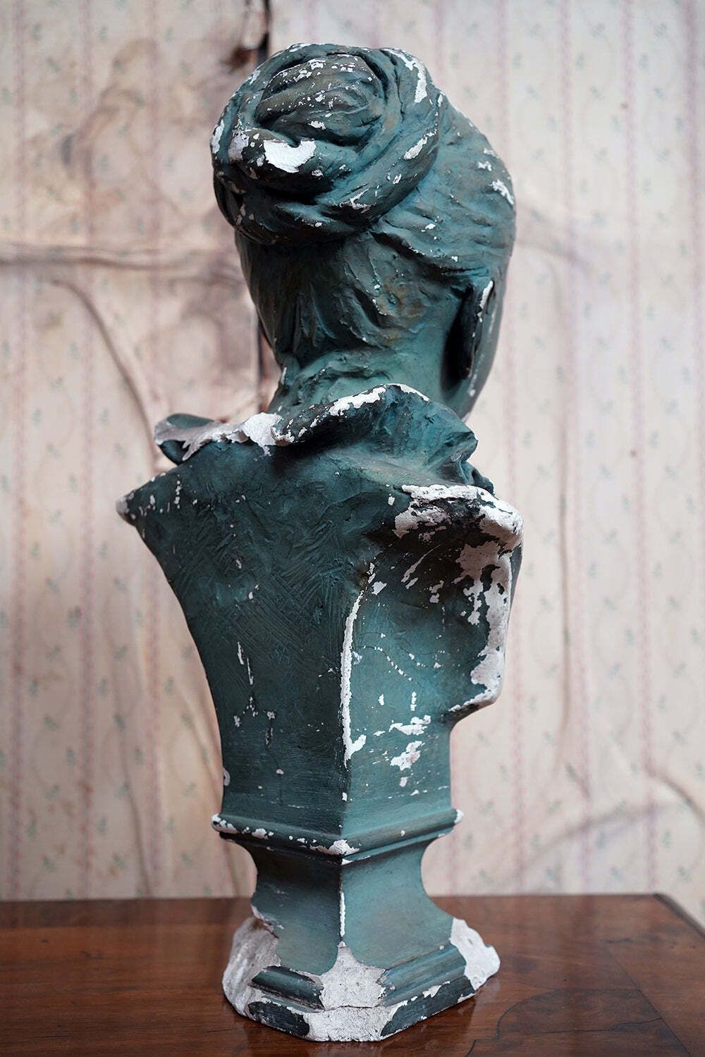 680.0 An Early 20thc Green Painted Plaster Bust Of A Lady C.1900 20 photo